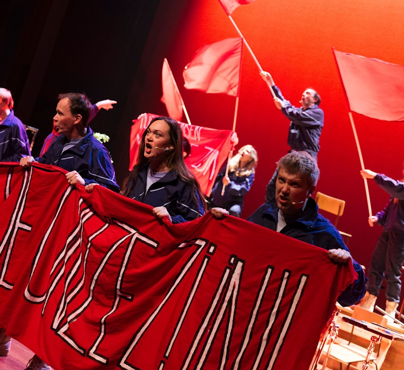 OFFER door Anne van Zantwijk Mensen op podium met banner