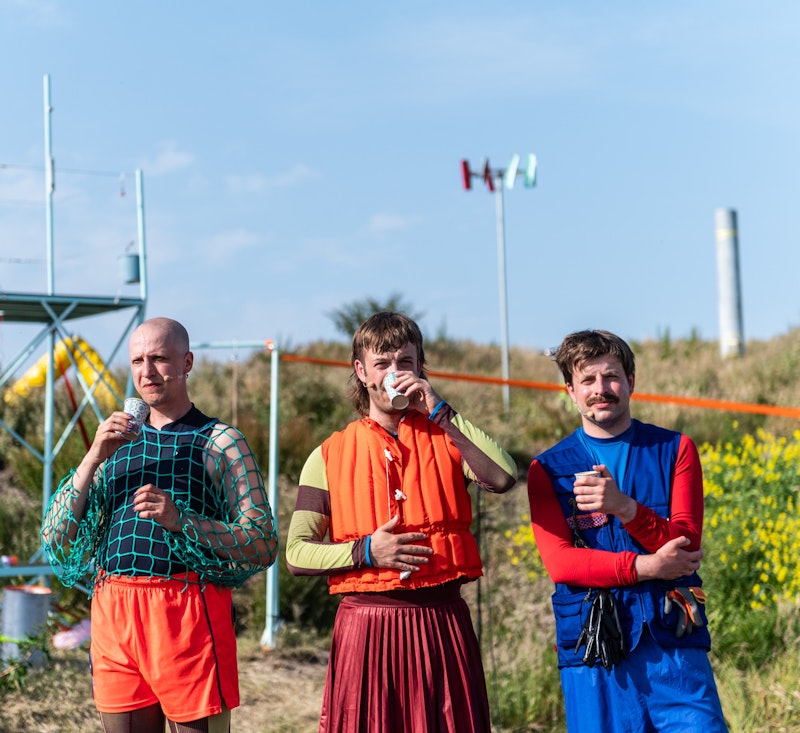 Geesten door Bart Grietens drie mannen staan met bekertjes