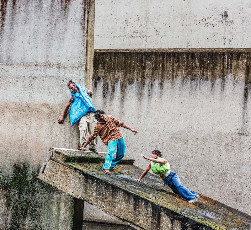 A Story of Displacement door Panama Pictures mensen verliezen evenwicht op scheve muur