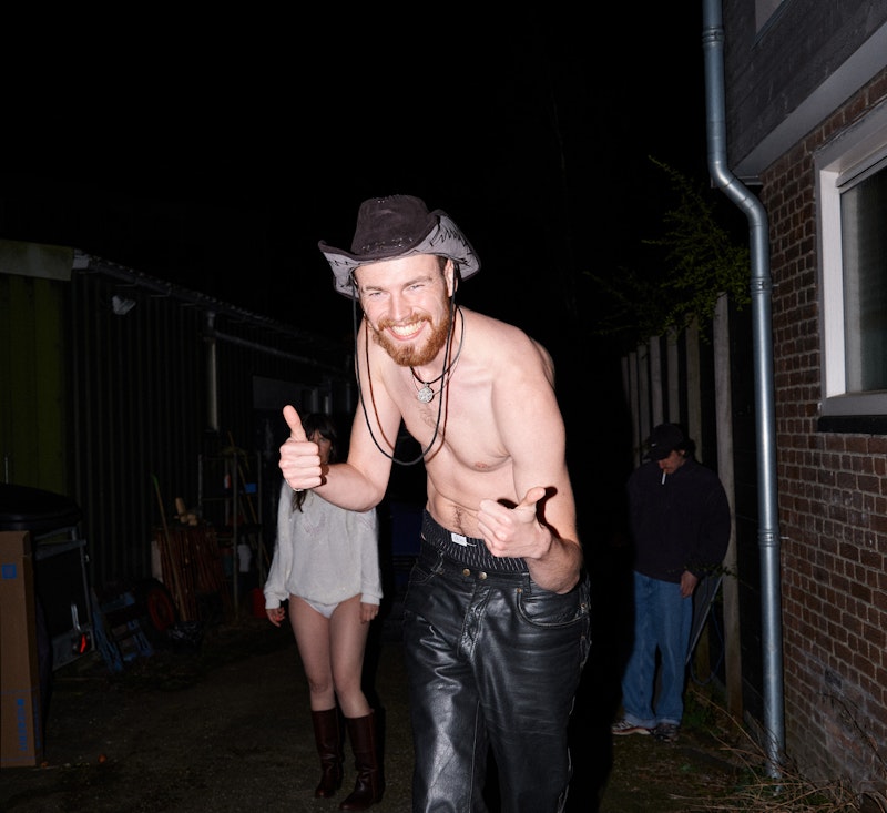 On smoke and airconditioning door Lonneke van der Palen man met leren broek en cowboy hoed