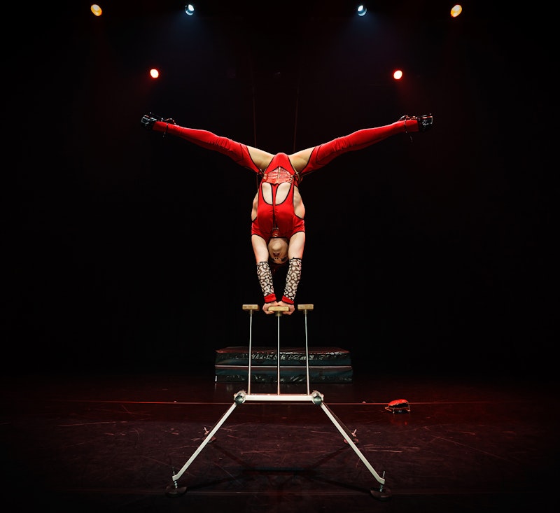 great catch door Sjoerd Derine persoon in rood balanceert met handen op blokje