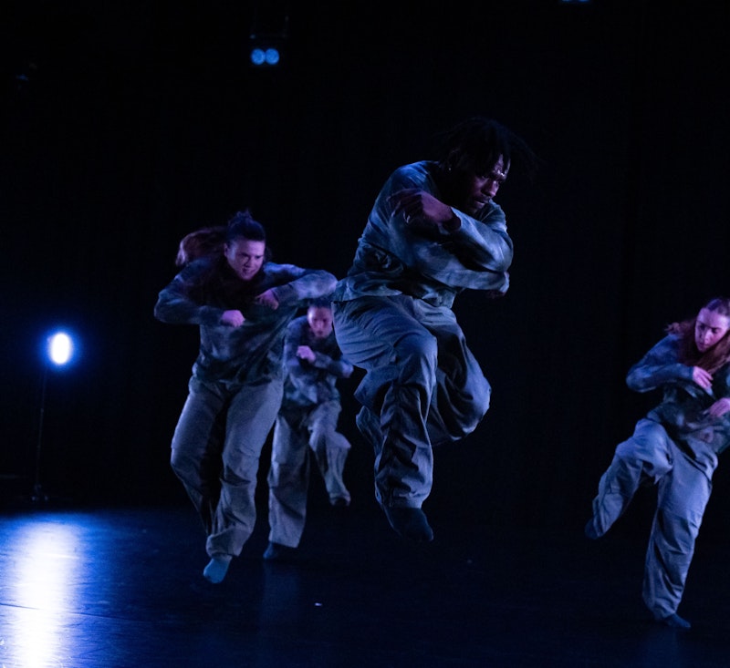 Sounds Dansers op donker podium