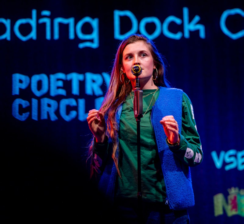 Eindpresentatie poetry circle Vrouw voor microfoon