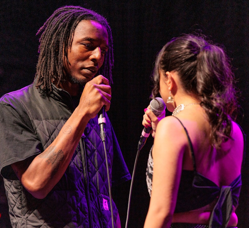 Manifestatie poetry circle door Levi Baruch man en vrouw praten in microfoon