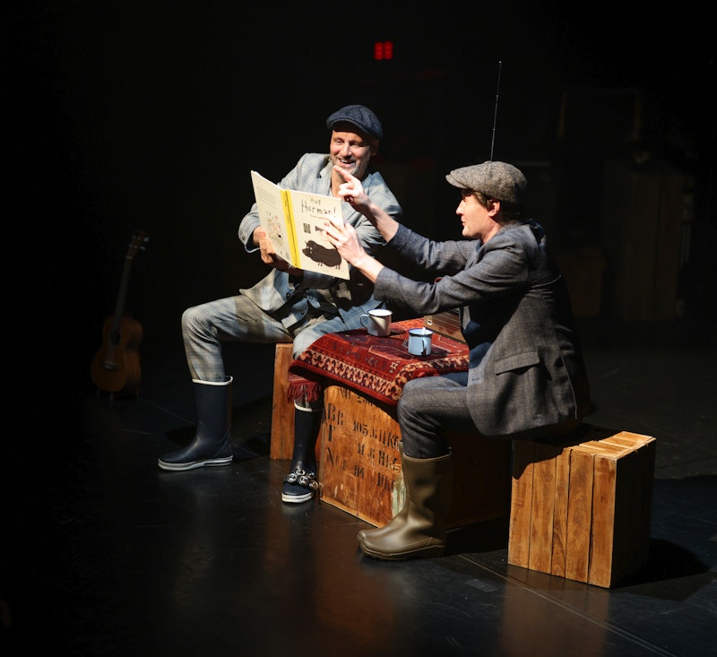 Theatervoorstelling Hup Herman! door Fabian Calis Twee mannen die het boek Hup Herman! lezen