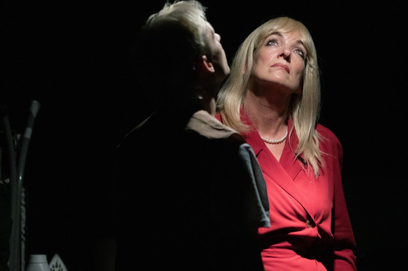 Theatervoorstelling Onder Ons door Sanne Peper Twee mensen staren naar een lamp